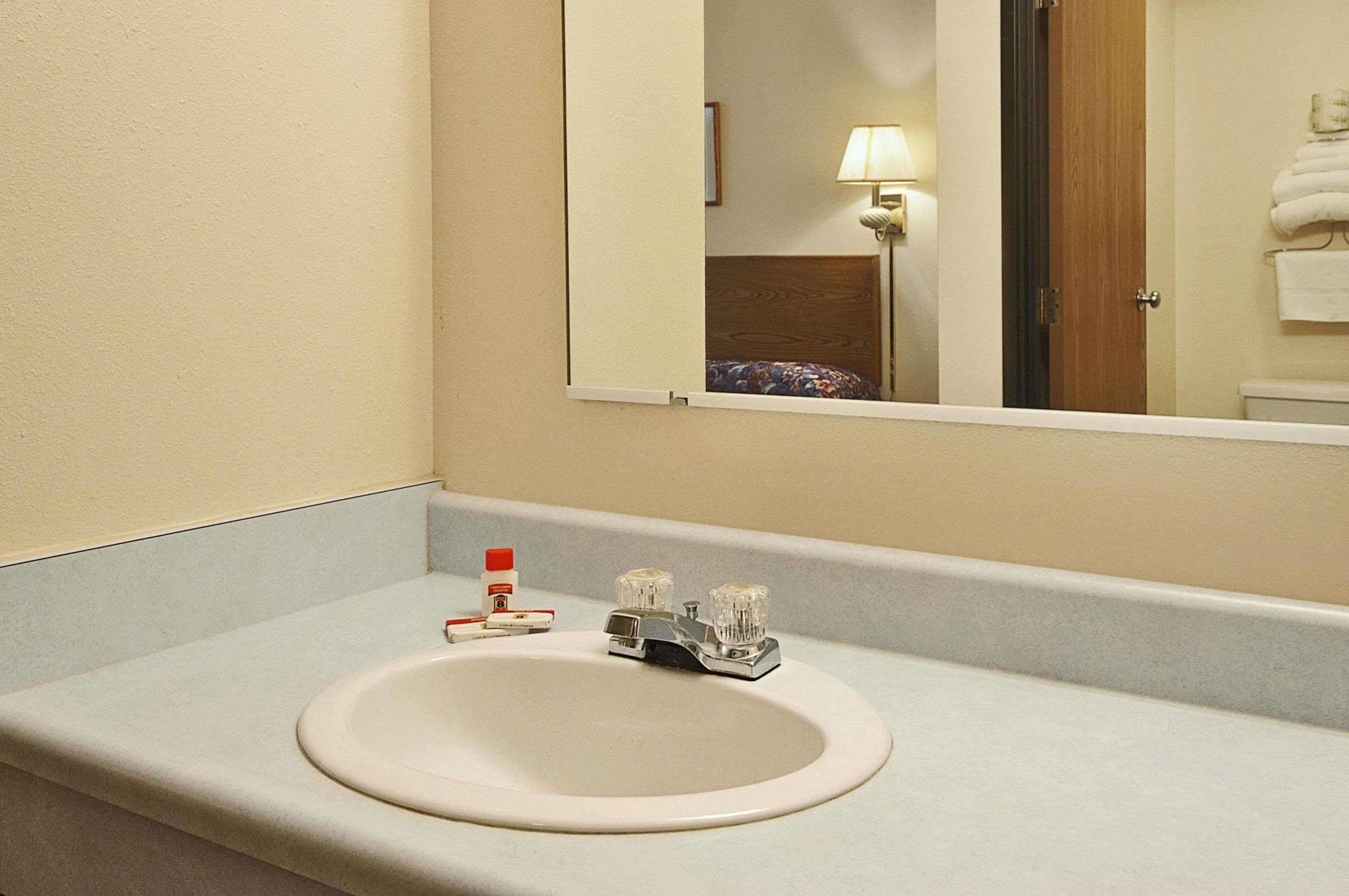 Super 8 By Wyndham York Hotel Room photo